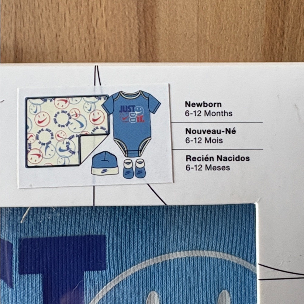 Nike 4-Piece baby gift set - Picture 2 of 4